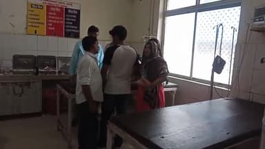 बदायूं: महिला थाने के पास आवारा सांड ने बुजुर्ग को पटक-पटक कर किया घायल, इलाज के लिए बुजुर्ग को जिला अस्पताल में कराया गया भर्ती