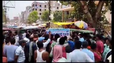 बेगूसराय: नगर पालिका चौक पर ई-रिक्शा चालकों ने विभिन्न मांगों के समर्थन में की सड़क जाम