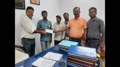 बकावंड: बोरीगाँव मृत बच्ची के पिता को दिया छात्र बीमा के तहत एक लाख का चेक