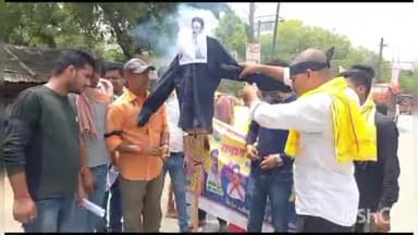 लखीसराय: शहर के जमुई मोड़ के समीप जन जन पार्टी के कार्यकर्ताओं ने तमिलनाडु के मुख्यमंत्री स्टालिन का पुतला दहन किया
