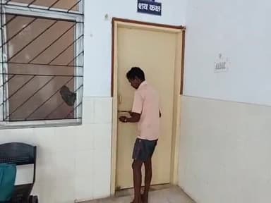 सिमडेगा: सदर अस्पताल में वज्रपात से मृत व्यक्ति के शव को कब्जे में लेकर पुलिस पोस्टमार्टम की तैयारी में जुटी।