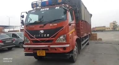 गोपालगंज: बलथरी चेक पोस्ट से उत्पाद विभाग की टीम ने वाहन जांच के दौरान एक ट्रक से 200 पेटी प्रतिबंधित कफ सिरप किया बरामद