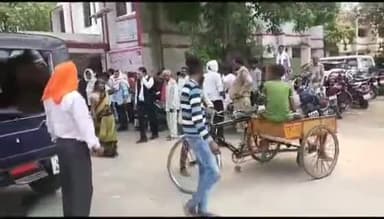 करछना: बरदहा गांव में जमीनी विवाद को लेकर दो पक्षों में हुई जमकर मारपीट, पुलिस ने घायलों को अस्पताल पहुंचा कर दर्ज किया मामला