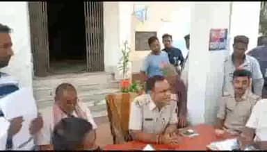 जलालगढ़: भूमि विवाद संबंधित मामलों के निपटारे हेतु जलालगढ़ थाना परिसर में आयोजित जनता दरबार में 7 मामलों का हुआ निष्पादन