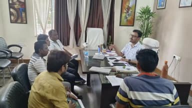 पीरटांड: मतदाता सूची पुनरीक्षण को लेकर पीरटांड़ प्रखंड मुख्यालय में राजनीतिक दलों के साथ बैठक हुई आयोजित