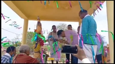 सिमडेगा: सिमडेगा के अवगा परसा गांव में आयोजित महारानी दुर्गावती बलिदान दिवस पर शामिल हुए पूर्व मंत्री एनोस एक्का