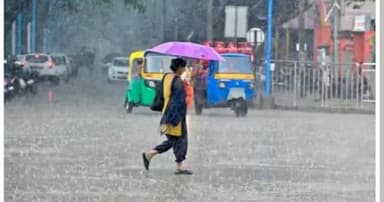 जौनपुर : इंद्रदेव हुए प्रसन्न, शहर में बारिश होने से लोगों को गर्मी से मिली राहत।