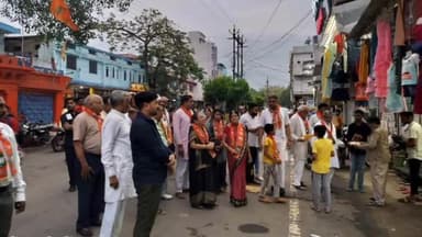 करेली: भाजपा के संपर्क से समर्थन अभियान के तहत करेली में राजसभा सांसद एवं विधायक ने लोगो से संपर्क कर किया पत्रकों का वितरण