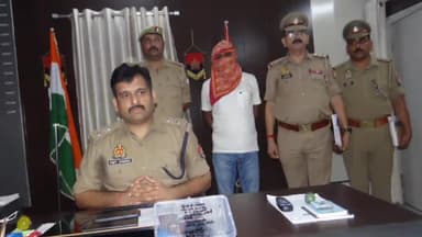 मुगलसराय: पुलिस के खौफ से 25000 का ईनामी गुड्डू पाठक ने मुग़लसराय कोतवाली में किया सरेंडर 14 जून को पान बिक्रेता को मारी थी गोली।