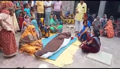 यूपी बलरामपुर में ललिया थाना क्षेत्र के भरहापारा गांव निवासी वन दरोगा कमलेश कुमार तिवारी की सड़क हादसे में मौत हो गई है