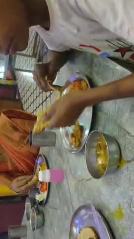 mammi DeDe ke sath
Bhojan karte huye