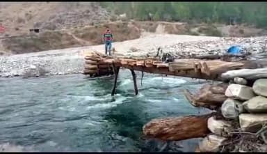 देवाल: शनिवार को तड़के बारिश के कारण पिंडर नदी पर बना देवाल से आर्डर को जोड़ने वाला लकड़ी का पुल बहा