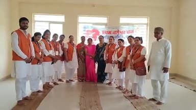 गुना नगर: बागेश्वर धाम महिला समिति द्वारा कैंट स्थित अपना घर वृद्धाश्रम में पहुंचकर बुजुर्गों का किया गया सम्मान