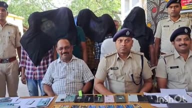 जमुई: छत्तीसगढ़ व सिवान के 5 अपराधी पुलिस ने जमुई से किए गिरफ्तार, 3 लैपटॉप,16 चेकबुक,14 ATM व 15 मोबाइल व खाते से 9 लाख जब्त