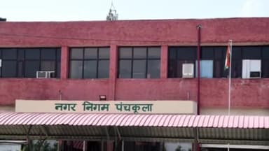 पंचकूला: नगर निगम आयुक्त सचिन गुप्ता ने नगर निगम कार्यालय में अधिकारियों के साथ की बैठक, शहर का किया निरीक्षण