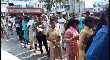 बेगूसराय: एसके महिला कॉलेज में कड़ी सुरक्षा व्यवस्था के बीच पॉलिटेक्निक की परीक्षा हुई शुरू, परीक्षार्थियों के एडमिट कार्ड हुई जांच