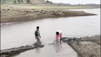 रतलाम नगर: धोलावाड़ में जलसंकट से जूझती जनता के लिए डेम से गाद निकालने खुद दल-दल में उतर गए महापौर पहलाद पटेल