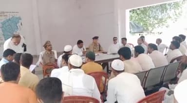 नौगावां सादात: नौगावां थाना परिसर में हुई पीस कमेटी की बैठक, आगामी त्योहारों को शांतिपूर्ण तरीके से मनाने की अपील की