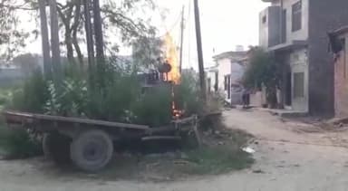 बदायूं: नगला शर्की गांव में आग लगने के बाद धमाके के साथ फटा ट्रांसफार्मर, मौके पर पहुंचे विद्युत कर्मियों ने आग पर पाया काबू