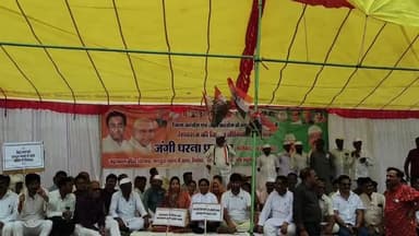 शिवपुरी नगर: माधव चौक चौराहे पर जिला कांग्रेस ने भाजपा सरकार की मनमानी और विफलता को लेकर किया विरोध प्रदर्शन, हाथो में टांगी तख्तियाँ