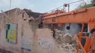 बाड़मेर: जिला मुख्यालय बाड़मेर पर नर्सिंग कॉलेज की जर्जर बिल्डिंग को किया गया ध्वस्त