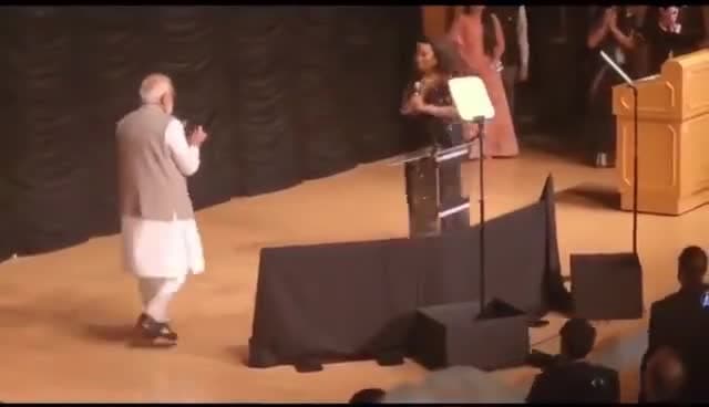 अमेरिक की सुप्रसिद्ध सिंगर मैरी ने राष्ट्र गान समाप्त करने के बाद प्रधानमंत्री मोदी जी के पैर छुए।

#ModiInAmerica