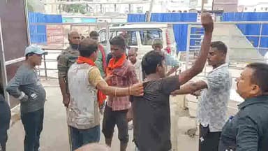 गोपालगंज: सदर अस्पताल में QRT की टीम द्वारा सिविल ड्रेस में 2 संदिग्धों को हिरासत में लिया गया, भेजा गया जांच के लिए नगर थाने