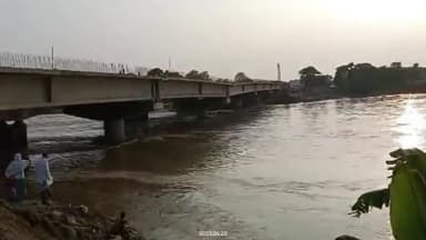 ठाकुरगंज: जीआर इंफ्रा कंस्ट्रक्शन कंपनी द्वारा बनाए जा रहे गंभीरगढ़ में निर्माणाधीन पुल धंसा