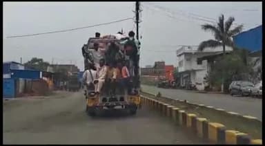 हटा: हटा पन्ना राजमार्ग पर सवारियों को ठूंसकर ले जाता दिखा मालवाहक, वीडियो सोशल मीडिया पर हुआ वायरल
