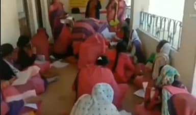 सिंगरौली: चितरंगी महिला एवं बाल विकास विभाग कार्यालय में सेक्टर सुपरवाइजर ने आंगनवाड़ी कार्यकर्ताओं के साथ की मासिक समीक्षा बैठक