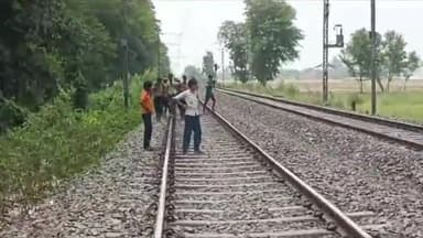 देेेवरिया: पोल नम्बर 124 के समीप रेलवे लाइन किनारे एक व्यक्ति का शव मिलने से मचा हड़कम्प,पुलिस ने शव को भेजा मोर्चरी