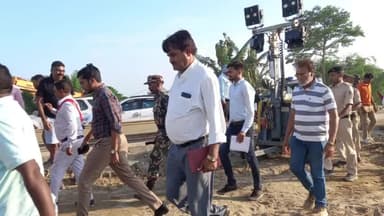 ठाकुरगंज: NH-327E गंभीर गढ़ चौक स्थित मेची नदी में निर्माणाधीन पुल का पाया धसने का मामला, डीएम ने किया स्थल निरीक्षण