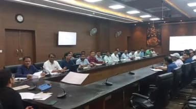 विशेष संचारी रोग नियंत्रण अभियान' के तैयारियों की जिलाधिकारी ने की समीक्षा,दिया दिशानिर्देश