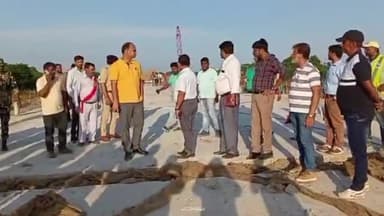 ठाकुरगंज: मेची नदी पर बन रहे पुल का पीलर धंसने का मामले में डीएम मौके पर पहुंच लिया हालात का जायजा