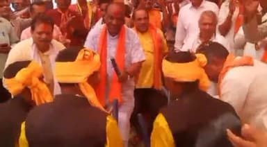 बांधवगढ़: बैतूल सांसद एवं यात्रा प्रभारी दुर्गादास उइके के नेतृत्व में उमरिया के ग्राम घोघरी पहुंची गौरव यात्रा