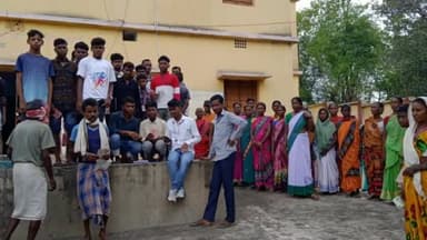 पीरटांड: पीरटांड़ प्रखंड के भारतीय चलकरी पंचायत में रविवार को आयुष्मान कार्ड बनाने हेतु शिविर का आयोजन किया गया