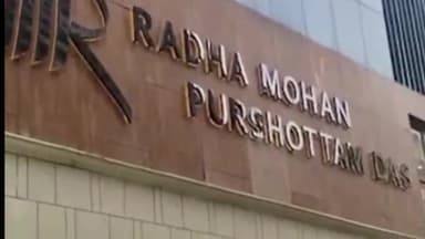 कानपुर: फीलखाना क्षेत्र के बिरहाना रोड में आईटी की छापेमारी के दौरान एक ज्वेलर्स की BMW कार की मैट के नीचे मिला 12 किलो सोना