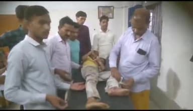 टीकमगढ़: अज़नोर गांव के पास सड़क हादसे में एक बालक गंभीर रूप से हुआ घायल, जिला अस्पताल में कराया गया भर्ती