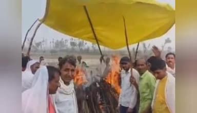 करेरा,ग्राम दिदावली मे मुक्तिधाम में तिरपाल के नीचे हुआ अंतिम संस्कार ll