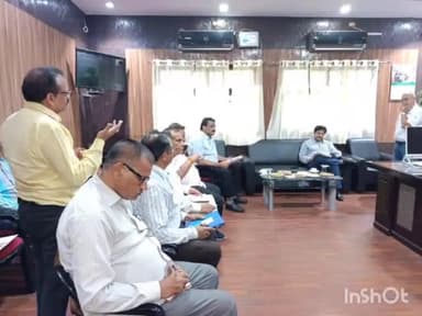 टीकमगढ़: सागर कमिश्नर ने टीकमगढ़ कलेक्ट्रेट में विभागीय कार्यों की समीक्षा की