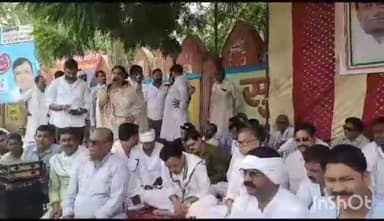 टीकमगढ़: अस्पताल चौराहे पर आयोजित धरना-प्रदर्शन में कांग्रेस कमेटी की प्रदेश महासचिव किरण हुई शामिल, कार्यक्रम को किया संबोधित