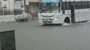 हरिद्वार: देर रात से हो रही बरसात के कारण मध्य हरिद्वार में जलभराव से आवाजाही हुई ठप, घरों में घुसा पानी