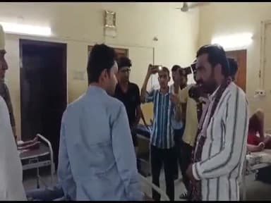 बाड़मेर: देर रात्रि हनुमान बेनीवाल पहुंचे बाड़मेर जिला अस्पताल घायलों के स्वास्थ्य के बारे में ली जानकारी