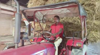 कटिहार: शिव मंदिर चौक पर ओवरलोड धान का पुआल लदा ट्रैक्टर फंसा, हो सकता था बड़ा हादसा