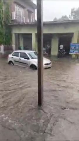 बेहट: सढोली भुड़ में हुई बारिश से सड़के बनी तालाब,कार पानी मे फंसी