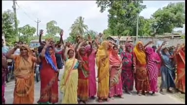 सुपौल: करियो वॉर्ड नंबर 8 व 9 में सड़क पर घर बनाने को लेकर ग्रामीणों ने सड़क जाम कर किया विरोध प्रदर्शन