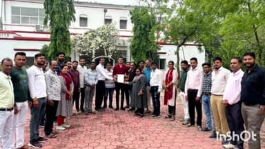 जावरा: जावरा में वेतन विसंगति सहित अन्य मांगों को लेकर पटवारियों ने विधायक की अनुपस्थिति पर विधायक पुत्र को सौंपा ज्ञापन