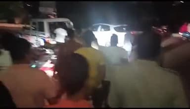 गाज़ियाबाद: वसुंधरा में गोवंश को अवैध रूप से गाड़ी में भर रहे एक आरोपी को स्थानीय लोगों ने दबोचा, 3 अन्य हुए फरार