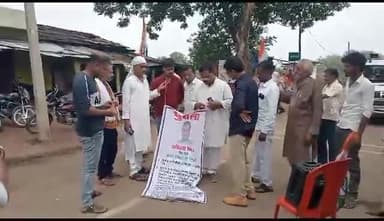 कांग्रेस नेता सुभाष बोहत एडवोकेट के नेतृत्व में रेल मंत्री का पुतला दहन कर तहसीलदार और स्टेशन अधीक्षक को ज्ञापन सौंपा ।