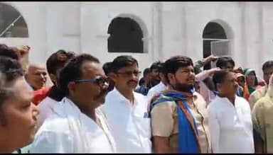 सुल्तानपुर: जिला जेल में 2 बंदियों की मौत के मामले में परिजनों ने कलेक्ट्रेट में किया प्रदर्शन, जेल प्रशासन मुर्दाबाद के लगाए नारे